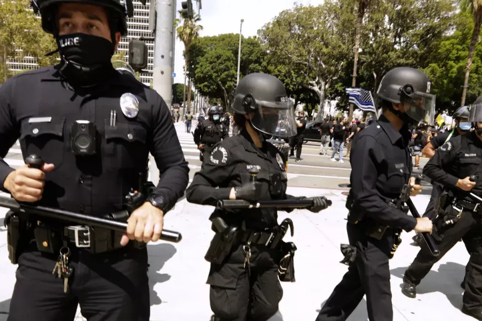 Το Αστυνομικό Τμήμα του Λος Άντζελες σχεδιάζει να ξεκινήσει την επανεκπαίδευση χιλιάδων αξιωματικών σε τακτικές ελέγχου πλήθους και νέους κανόνες για τη χρήση λιγότερο φονικών όπλων που υιοθετήθηκαν μετά από διαδηλώσεις το 2020 που έθεσαν την υπηρεσία σε σκληρό έλεγχο για την απάντησή της.  Ο αρχηγός Michel Moore και άλλοι διοικητές που παρουσίασαν τις τακτικές του LAPD στην Αστυνομική Ακαδημία του Λος Άντζελες την Πέμπτη, 8 Δεκεμβρίου, δήλωσαν ότι περίπου 8.000 αξιωματικοί, από τα χαμηλότερα επίπεδα μέχρι 