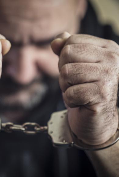 Συνελήφθη 42χρονος που μετέδιδε ζωντανά μέσω διαδικτύου κακοποιητικές πράξεις σε βάρος 2 ΑμεΑ