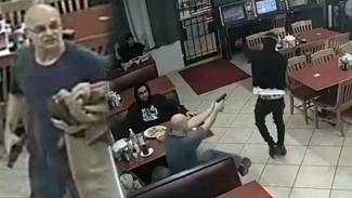 Με πλαστικό όπλο απειλούσε ο ληστής στο εστιατόριο-Εννέα φορές τον πυροβόλησε ο πελάτης