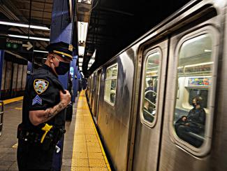 Αστυνομικοί στο Μανχάταν τράβηξαν άνδρα από τις ράγες του μετρό δευτερόλεπτα πριν περάσει το τρένο