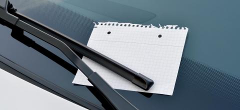 Παγιδεύουν αυτοκίνητα με ένα κομμάτι χαρτί στο παρμπρίζ -Το φθηνό κόλπο των κλεφτών