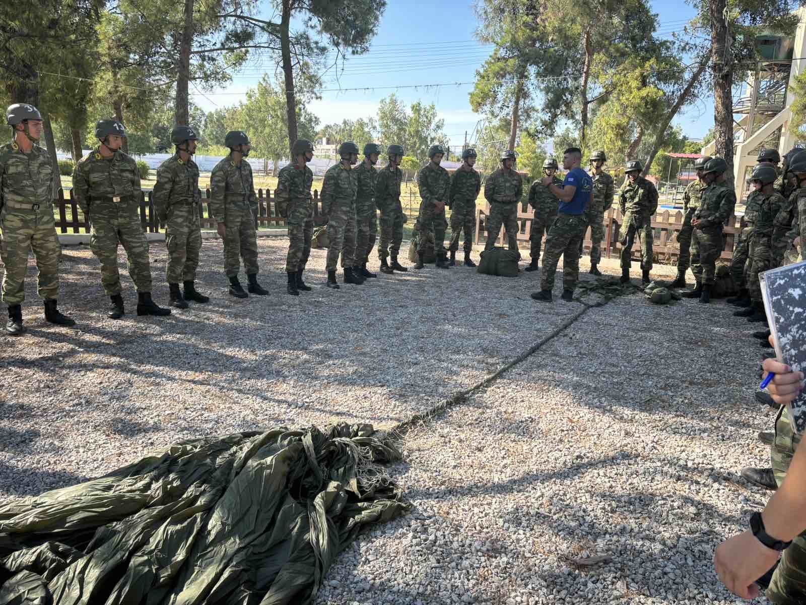 Απονομή Πτυχίων και Διακριτικών Πτερύγων Αλεξιπτωτιστή Στατικού Ιμάντα σε Ευέλπιδες και Σπουδαστές της ΣΣΑΣ και της ΣΜΥ