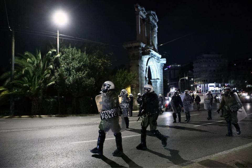 Επεισόδια γίνονται αυτή την ώρα μπροστά από τα γραφεία της Hellenic Train στη λεωφόρο Συγγρού μεταξύ διαδηλωτών, που έχουν συγκεντρωθεί για να διαμαρτυρηθούν για το τραγικό σιδηροδρομικό δυστύχημα στα Τέμπη, και αστυνομικών.  Οι διαδηλωτές, που σύμφωνα με την ΕΛΑΣ είναι γύρω στα 1000 άτομα, συγκρούστηκαν με τους αστυνομικές δυνάμεις που προχώρησαν σε ρίψη χημικών.  Λόγω της συγκέντρωσης διαμαρτυρίας, η ΕΛΑΣ έχει προχωρήσει σε διακοπή της κυκλοφορίας των οχημάτων στη λεωφόρο Συγγρού, από το ύψος της οδού Καλ