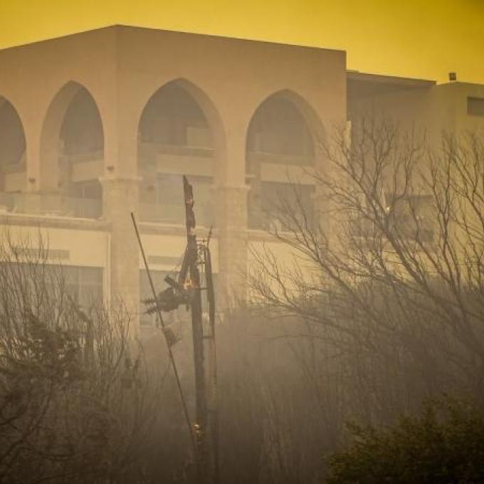 Φωτιά στη Ρόδο: Εγκλωβισμένοι σε ανοιχτό γήπεδο κάτοικοι και πυροσβέστες στο χωριό Ασκληπιείο