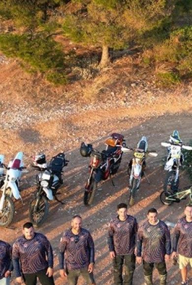 Ομάδα Πυροπροστασίας με enduro μηχανές 