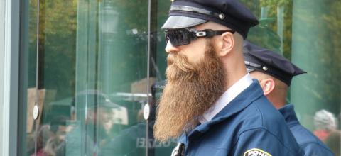 Οι αστυνομικοί του NYPD ξυρίζουν τα γένια τους