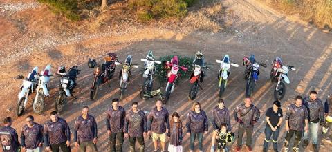 Ομάδα Πυροπροστασίας με enduro μηχανές 