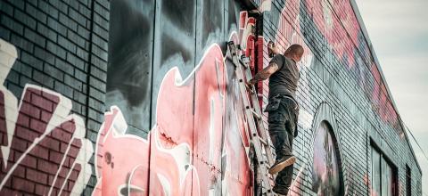 Τέσσερις διαδηλωτές στο Σιάτλ έφτιαξαν γκράφιτι κατά της αστυνομίας κι έλαβαν αποζημίωση!