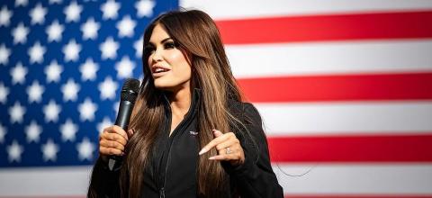 kimberly-guilfoyle-mikrofono-simaia-amerikaniki.jpg